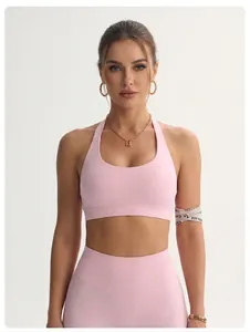 Dettaglio del gilet da yoga halter rosa chiaro indossato da un modello di fitness