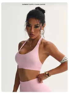 Dettaglio del reggiseno sportivo rosa per yoga indossato da modella fitness in studio