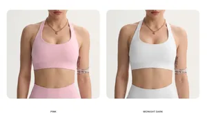 Primo piano di reggiseni sportivi con scollo all'americana rosa e bianchi per yoga