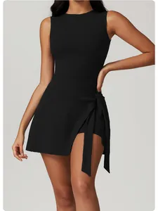 Vue détaillée de la robe de tennis noire ajustée avec jupe portefeuille et nœud