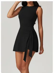 Détail d'une robe de tennis noire deux-en-un moulante avec jupe nouée sur le côté