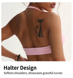 Vista posteriore di un top da yoga halter rosa con design in tessuto a coste traspirante