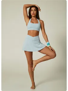 Ensemble brassière de sport dos nu bleu clair et jupe de tennis à taille haute croisée
