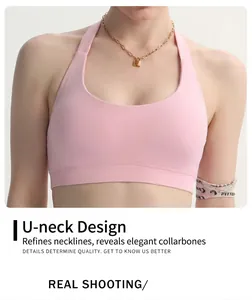 Dettaglio del reggiseno sportivo da yoga rosa con scollo a U e design all'americana.