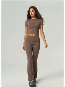 Gesamtansicht des braunen Yoga-Sets für Damen mit Schlaghose und bauchfreiem Top