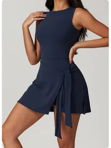 Détail d'une robe de tennis bleu marine avec une taille nouée et un tissu extensible.