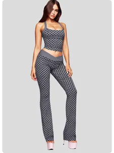 Zweiteiliges Yoga-Set mit gepunktetem Neckholder-Top und Schlaghose für Fitness.