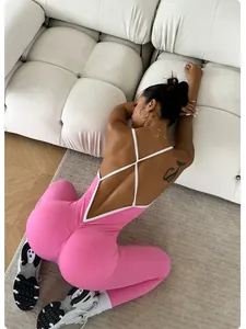 Dettaglio del design incrociato sulla schiena di una tuta sportiva rosa a coste.