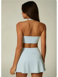 Vue arrière d'un ensemble de brassière de sport licou bleu clair et jupe de tennis