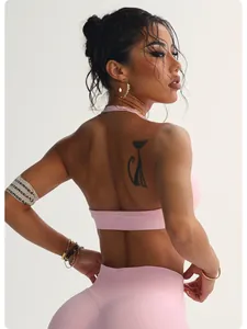 Vista posteriore dettagliata professionale del top sportivo yoga rosa con leggings