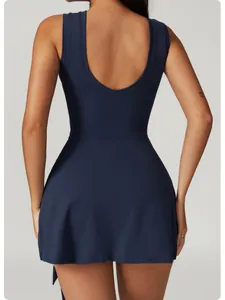Vue arrière d'une robe de tennis bleu marine avec dos en U et coupe évasée élégante