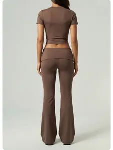 Rückansicht eines braunen Yoga-Sets bestehend aus Kurzarm-Top und ausgestellter Hose.