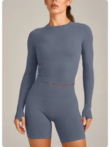 Eng anliegendes graublaues langärmliges Sportoberteil und hoch taillierte Yoga-Shorts Set