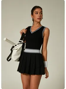 Vue détaillée d'une robe de tennis noire sans manches à rayures contrastées.