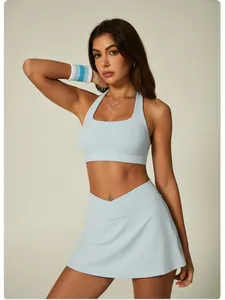 Vue détaillée de l'ensemble brassière de sport dos nu bleu clair et jupe de tennis croisée femme