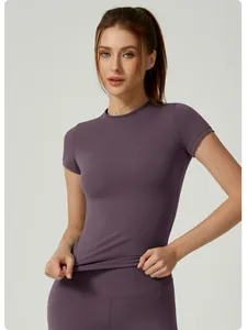 Primer plano de camiseta deportiva morada de secado rápido con diseño ajustado y textura fina