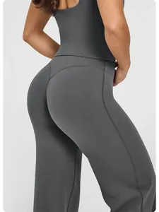 Détail rapproché d'un pantalon de yoga gris foncé à taille haute et jambe large