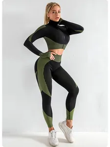 Dettaglio del set da yoga senza cuciture con top con zip e leggings neri e verdi da donna