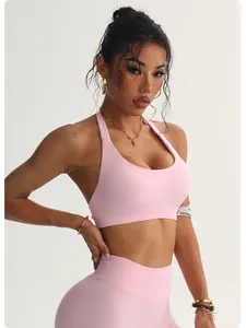 Dettaglio ravvicinato di un reggiseno sportivo yoga rosa indossato da una donna