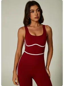 Detail des weinroten Yoga-Jumpsuits mit weißen Kontrastpaspeln an Taille und Brust.