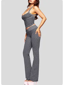Hochwertige Seitenansicht eines grauen Yoga-Sets mit Polka-Dots, Neckholder-Top und Schlaghose