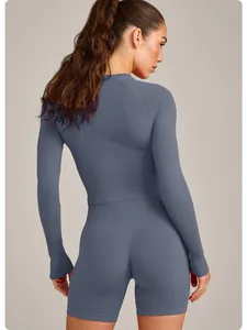 Rückansicht eines schmal geschnittenen blaugrauen Langarm-Yogashirt- und Shorts-Sets für Damen