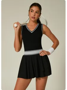 Détail d'une robe de tennis noire sans manches avec passepoil contrasté et volants.