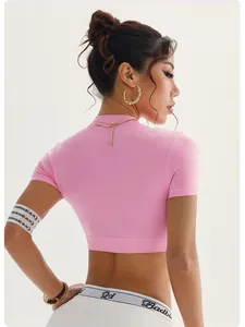 Rückansicht eines pinkfarbenen nahtlosen und engen Yoga-Crop-Tops für Damen im Detail