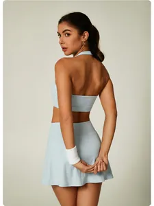 Vue arrière d'un ensemble de brassière de sport dos nu et jupe de tennis bleu clair femme.