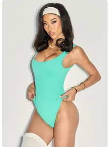 Vista dettagliata di un body modellante senza cuciture a coste verde menta su modella