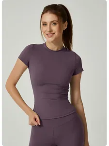 Detalle de una camiseta de yoga morada de manga corta ajustada para mujer activa