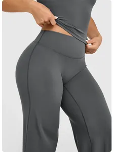 Pantalon de yoga gris taille haute à jambes larges avec détails sur le tissu et la taille