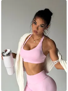 Primo piano di un reggiseno sportivo da yoga con scollo all'americana rosa su modella