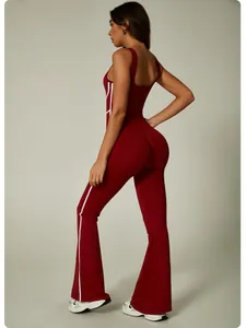 Seitenansicht des roten Yoga-Jumpsuits mit weißen Streifen und ausgestelltem Bein