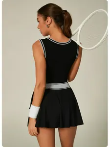 Vue arrière d'une robe de tennis noire et grise avec un ourlet à volants très sportifs
