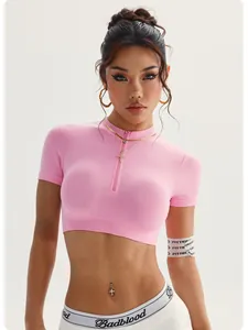 Nahaufnahme des rosa nahtlosen Yoga-Crop-Tops mit Frontreißverschluss und Stehkragen