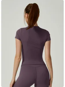 Vista trasera de una camiseta de yoga de compresión púrpura de secado rápido para mujer