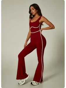 Detailansicht eines dunkelroten Yoga-Jumpsuits mit weißen Paspeln und Schlaghosenbeinen.