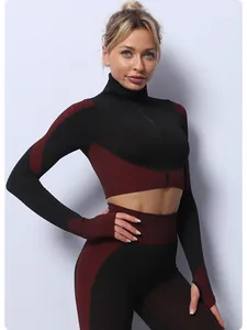 Dettaglio di un set yoga senza cuciture con giacca zip e pantaloni a vita alta.