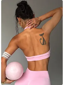Vista dettagliata del design aperto sulla schiena di un top sportivo rosa da yoga