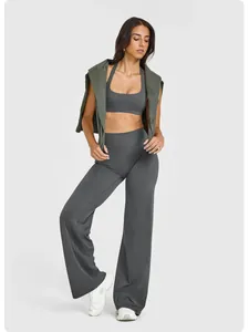 Mannequin portant un ensemble pantalon de yoga large gris anthracite et brassière.