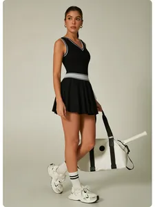 Vue détaillée d'une robe de tennis noire élégante avec col en V contrasté et jupe plissée