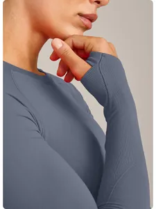 Detailansicht eines blaugrauen Sport-Langarmshirts mit Daumenlöchern und Ripptextur.
