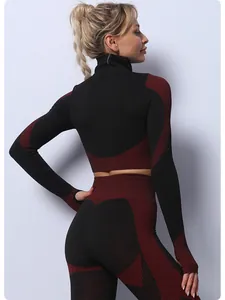 Vista posteriore di una donna con crop top sportivo a righe nere e rosse e leggings a vita alta