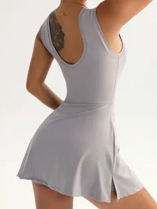 Robe de tennis moulante haute élasticité avec dos nageur et design 2-en-1