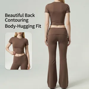 Zweiteiliges braunes Yoga-Set mit Kurzarm-Top und ausgestellter Leggings für Damen