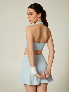 Ensemble de yoga bleu clair avec soutien-gorge dos nu et jupe de tennis taille haute