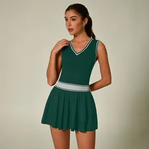 Robe de Tennis une Pièce pour Femmes Sportive à Rayures Contrastées Col en V Sans Manches avec Ourlet Plissé à Volants Yoga Gym Jumpsuit
