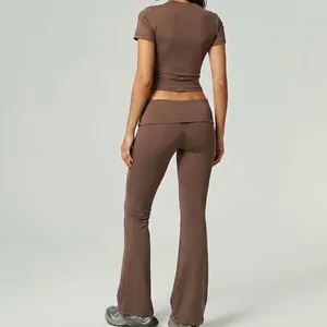 Rückansicht von braunem schnelltrocknendem Yoga-Set mit Kurzarmtop und Schlaghose