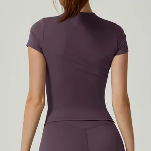 Camiseta de yoga de manga corta morada ajustada para mujer, vista trasera deporte